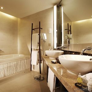 Classic King Room Overwater City View